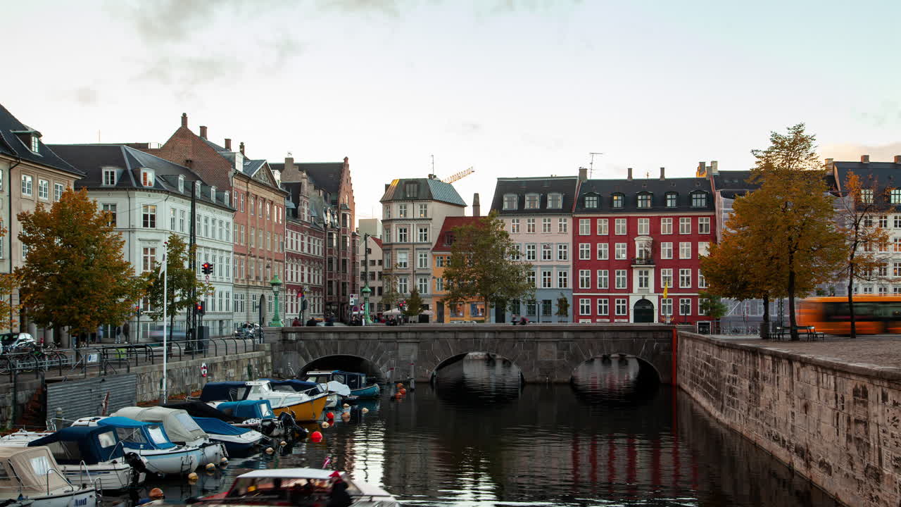 København vandbro timelapse: Både, yachter og turister ved solnedgang