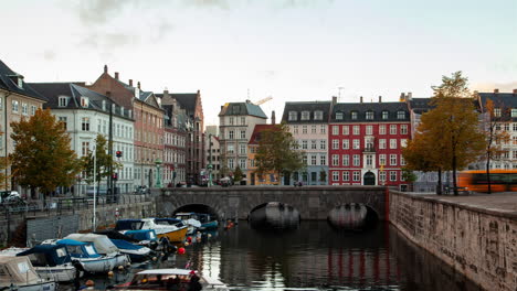 Zeitraffer-über-Die-Wasserbrücke-Von-Kopenhagen:-Boote,-Yachten-Und-Touristen-Bei-Sonnenuntergang