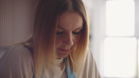 ama de casa en la cocina amasando la masa para el pastel en la cocina de casa mujer bonita está cocinando en casa