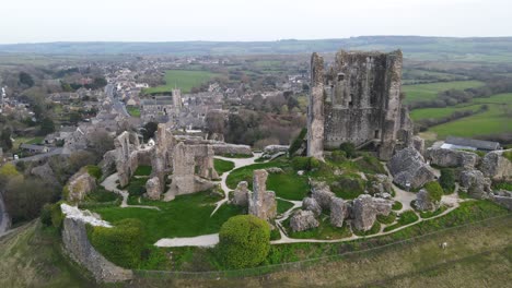 El-Legendario-Castillo-De-Corfe-Encaramado-En-Una-Colina-Y-Un-Pueblo-En-El-Fondo,-Condado-De-Dorset-En-Inglaterra