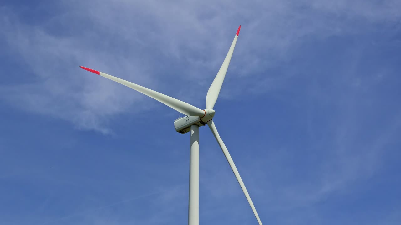 Vista ravvicinata della generazione di energia rinnovabile con turbina eolica contro un cielo blu, situata vicino al villaggio di Suvorovo, Varna, Bulgaria