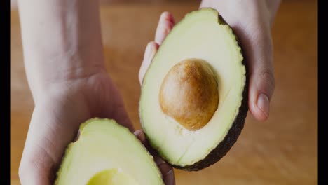 la preparación de un aguacate