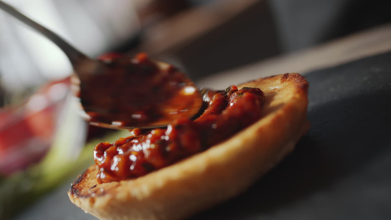 햄버거 에 소스를 넣는 것