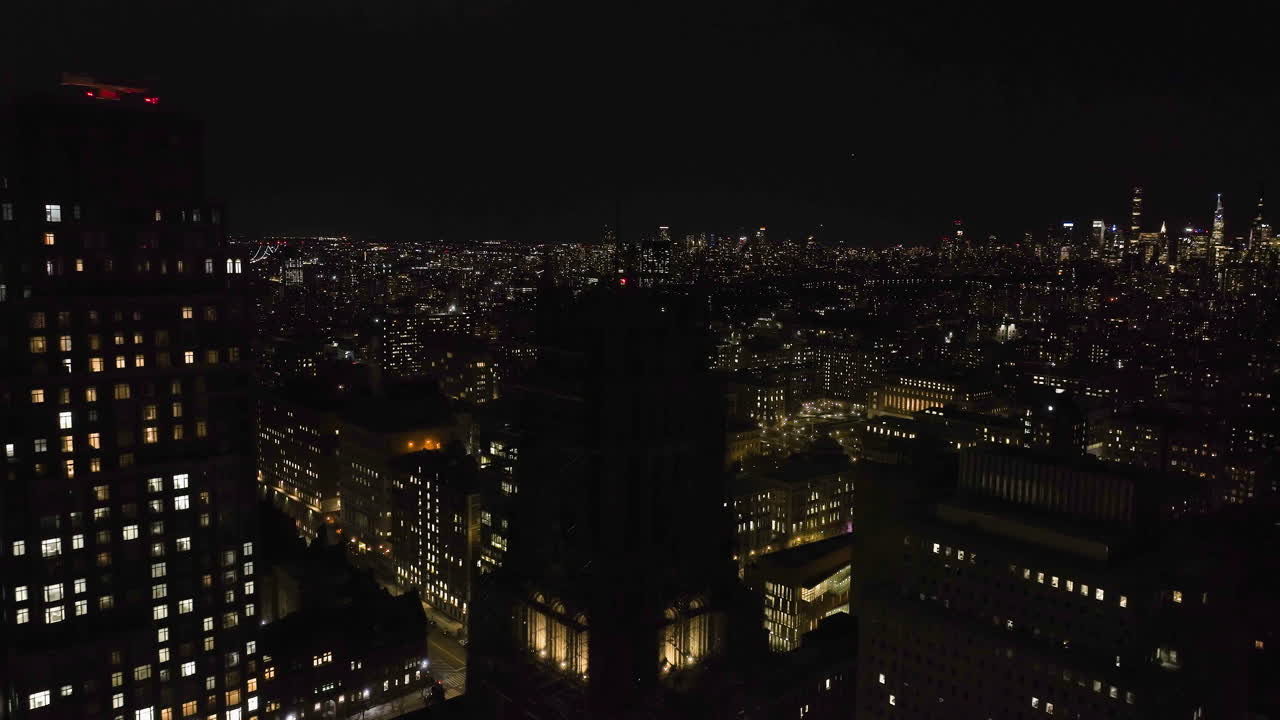 Vista aerea che si allontana dalla chiesa di Riverside a New York, USA - ripresa con drone in allontanamento