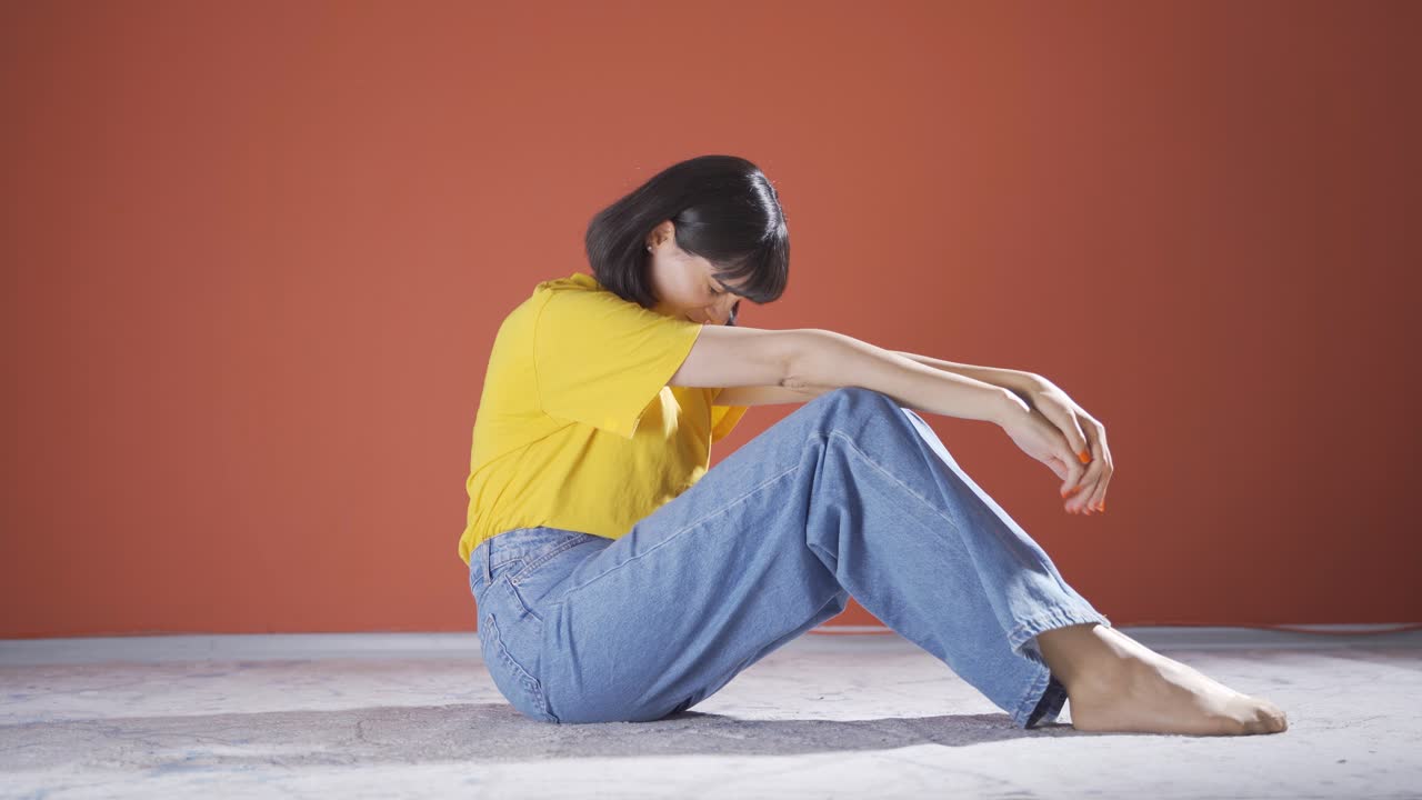 나쁜 소식을 듣는 여성은 충격을 받습니다.