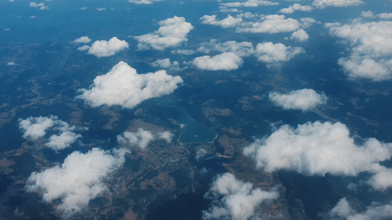 vista aérea de las montañas y las nubes