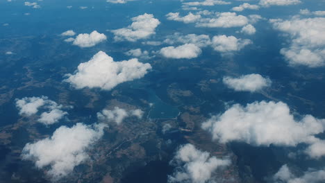 vista aérea de las montañas y las nubes