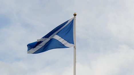 Detail-Der-Schottischen-Flagge-Auf-Einem-Fahnenmast,-Der-Bei-Starkem-Wind-Weht