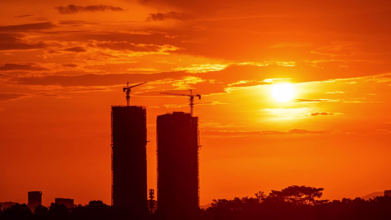 poderosa puesta de sol roja y naranja sobre la ciudad de johor bahru - lapso de tiempo cinematográfico