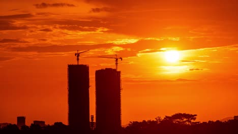 Kraftvoller-Roter-Und-Orangefarbener-Sonnenuntergang-über-Der-Stadt-Johor-Bahru---Filmischer-Zeitraffer