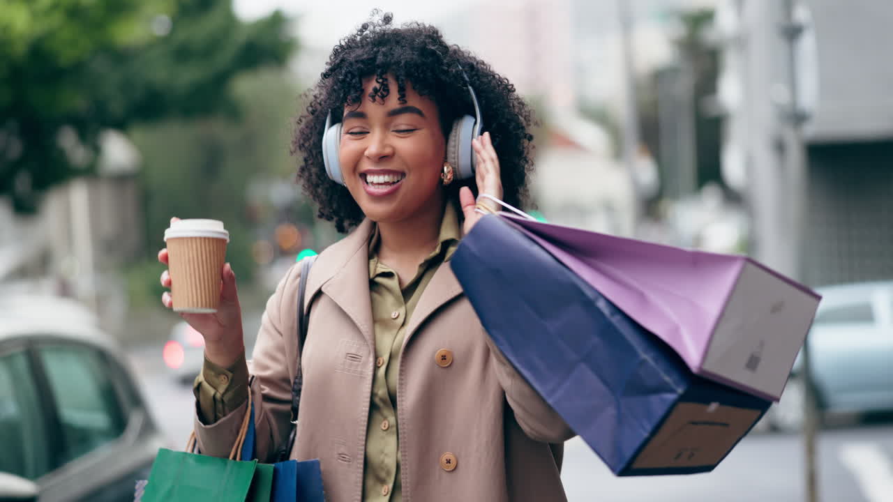 도시, 쇼핑과 음악을 듣는 행복한 여성