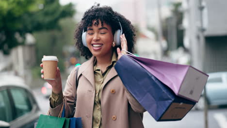 ciudad, compras y mujer feliz escuchando música