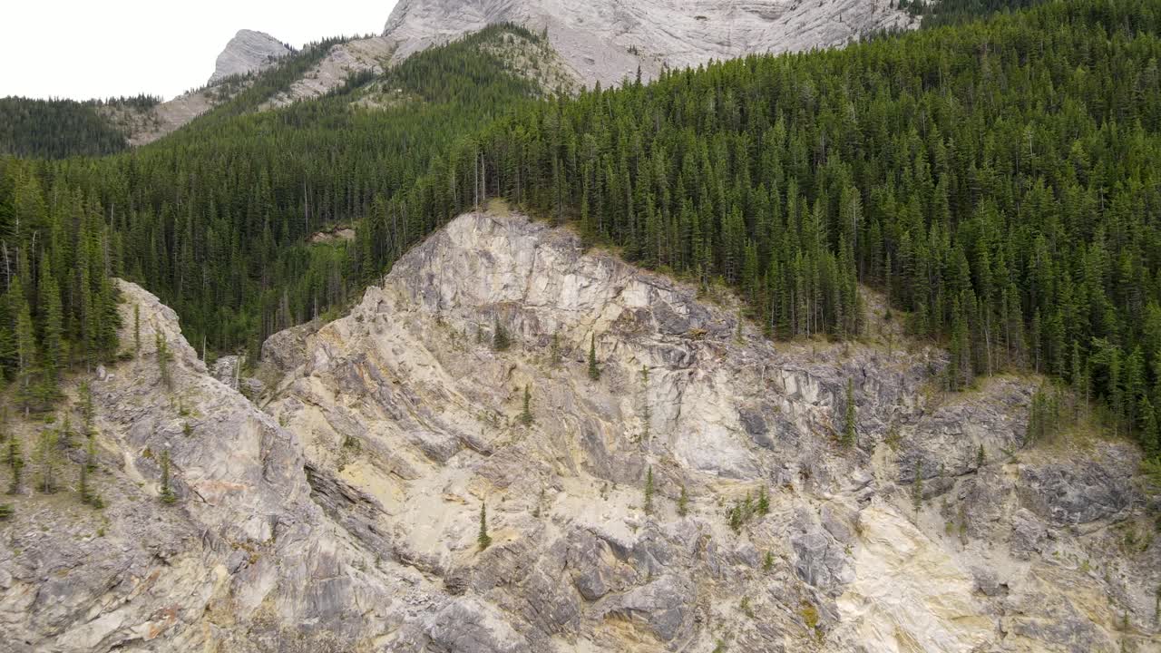 roca de montaña particular en el país de kananaskis en las montañas rocosas canadienses