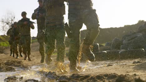 soldados militares entrenando durante el entrenamiento militar 4k