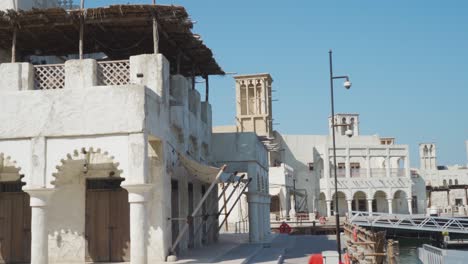 Edificios-Tradicionales-Con-Torres-De-Viento-En-El-Distrito-Histórico-De-Al-Fahidi-En-Dubai---Tiro-Lateral