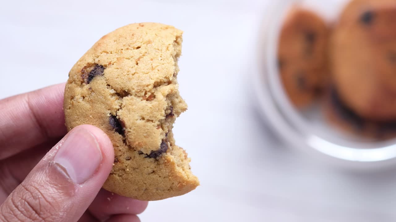 손에 은 초콜릿  쿠키의 클로즈업