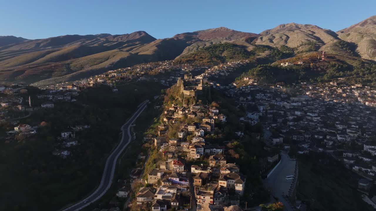 Filmato con drone delle mura della fortezza che riflettono l'ultima luce del giorno