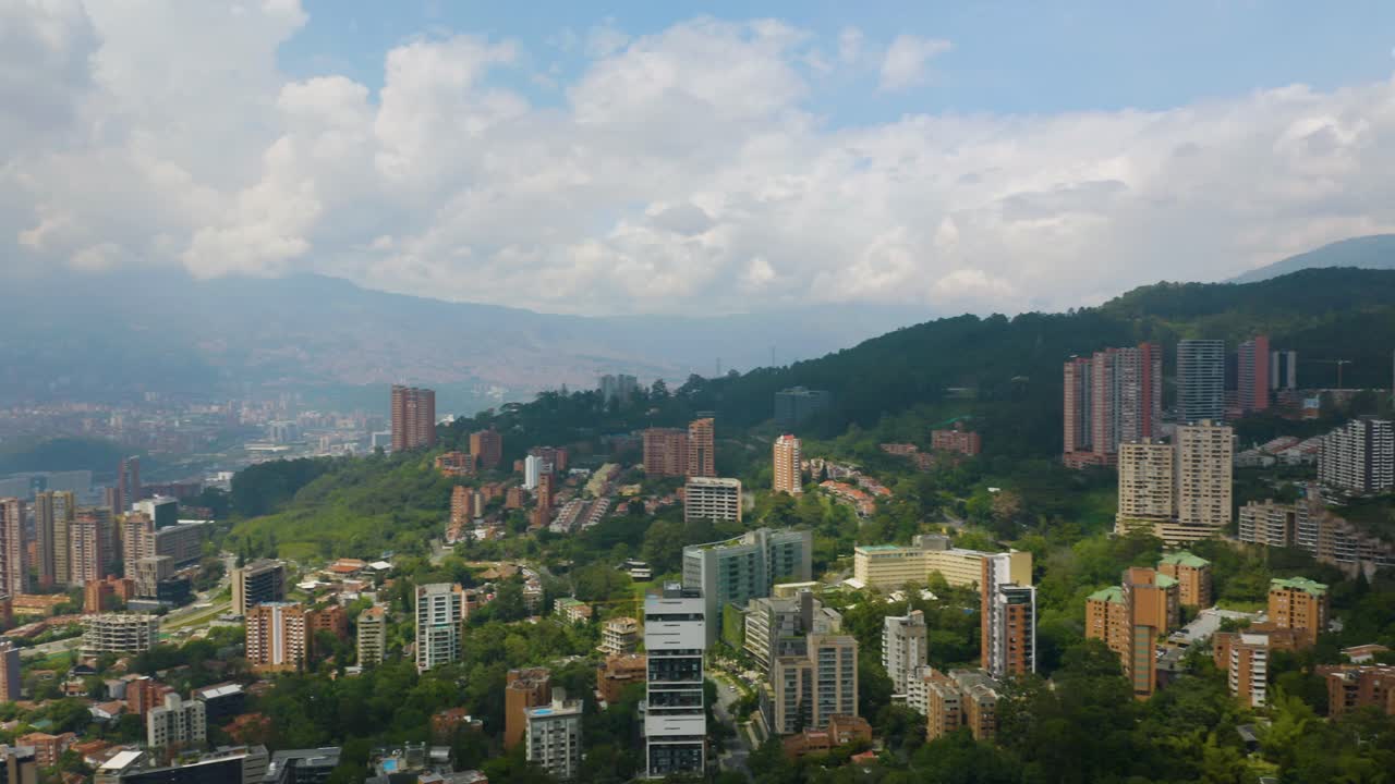 Vista panorâmica de Medellín e do Vale do Aburrá entre as Cordilheiras dos Andes.