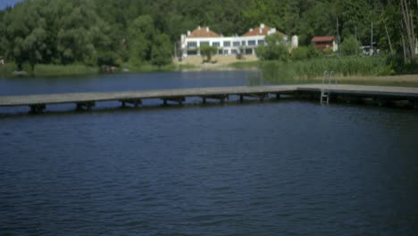 Muelle-De-Madera-En-El-Lago-A-Cámara-Lenta