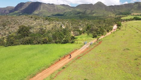 vista aérea de ciclistas en sendero en serra da canastra, minas gerais, brasil