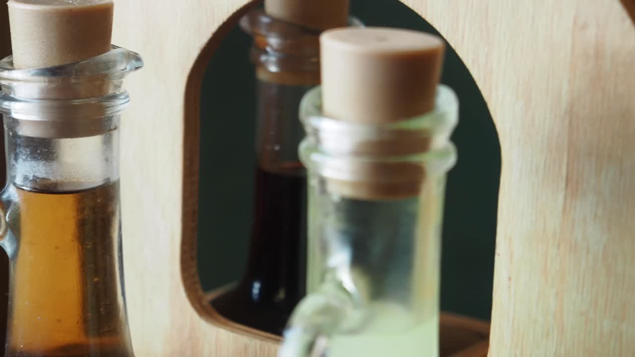 Bouteilles d’huile et de vinaigre