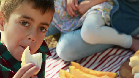 retrato de un niño comiendo pan en el parque 4k