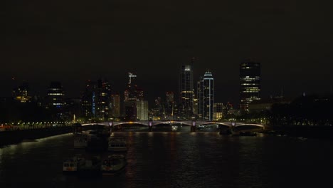 Westminster-Bridge-Und-Wolkenkratzer-Nachts-Beleuchtet