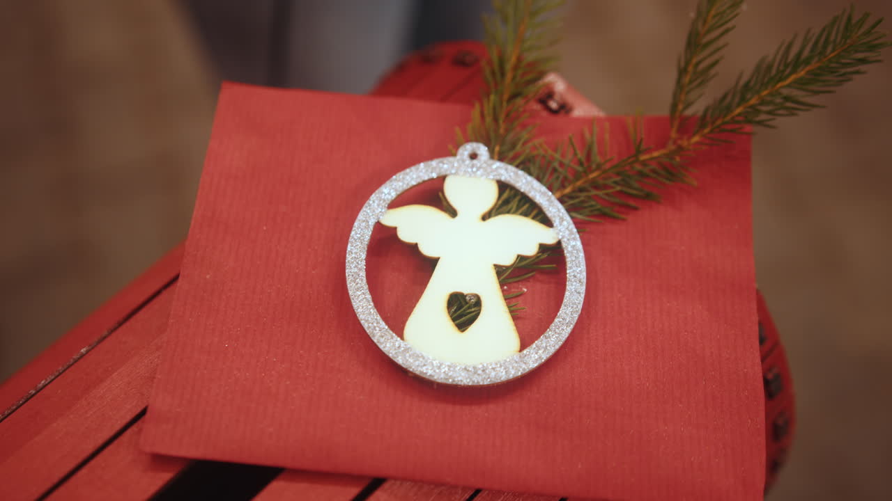 ornamento de ángel de navidad en papel rojo