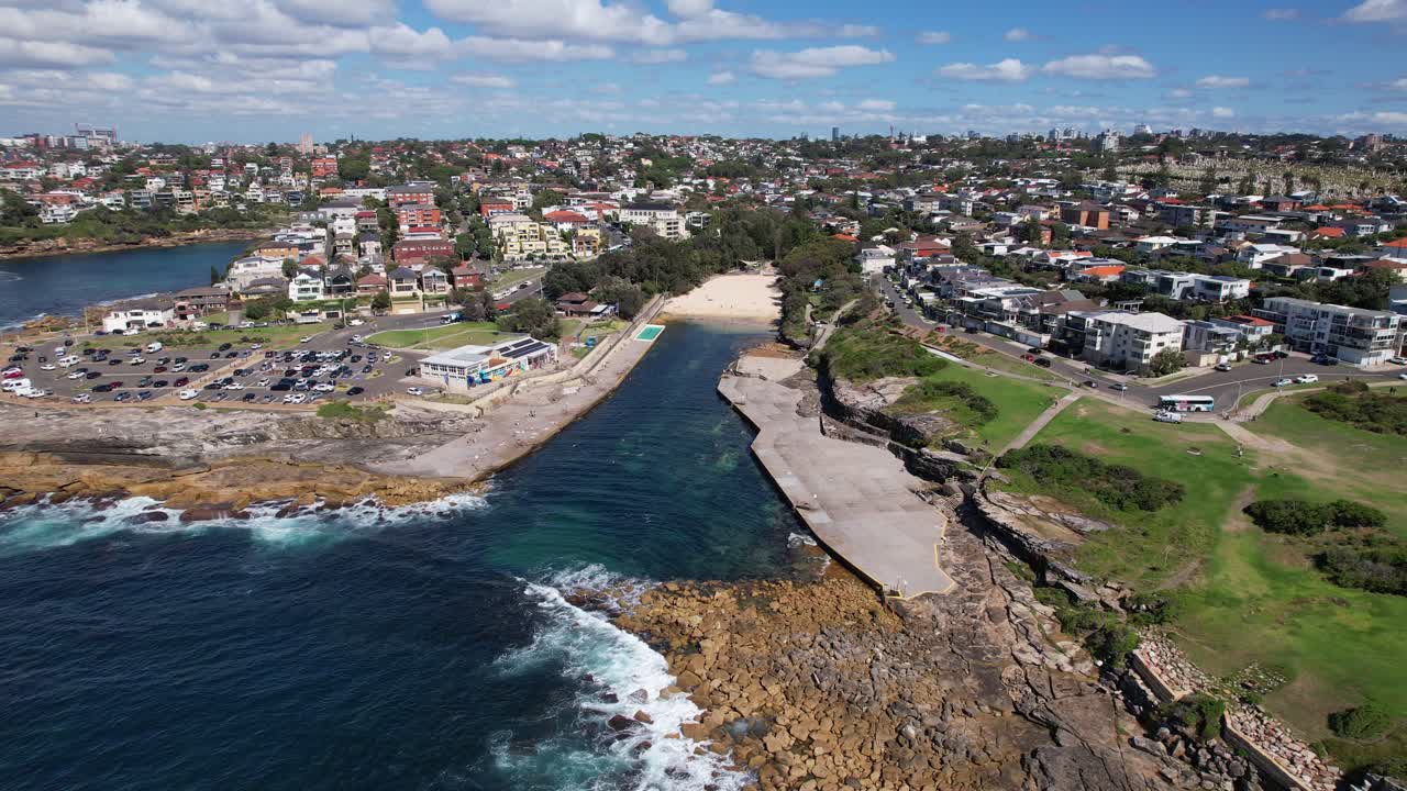 오스트레일리아 nsw 시드니에 있는 클로벨리 해변의 풍경 - 드론 촬영