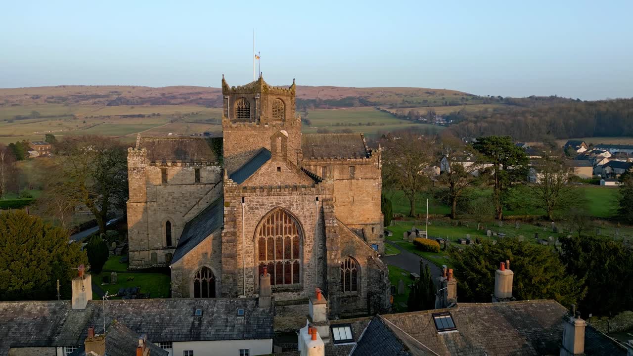 Filmato aereo del villaggio medievale di Cartmel nel Distretto dei Laghi inglese; ha un ricco patrimonio e un variegato elenco di attività per visitatori e turisti