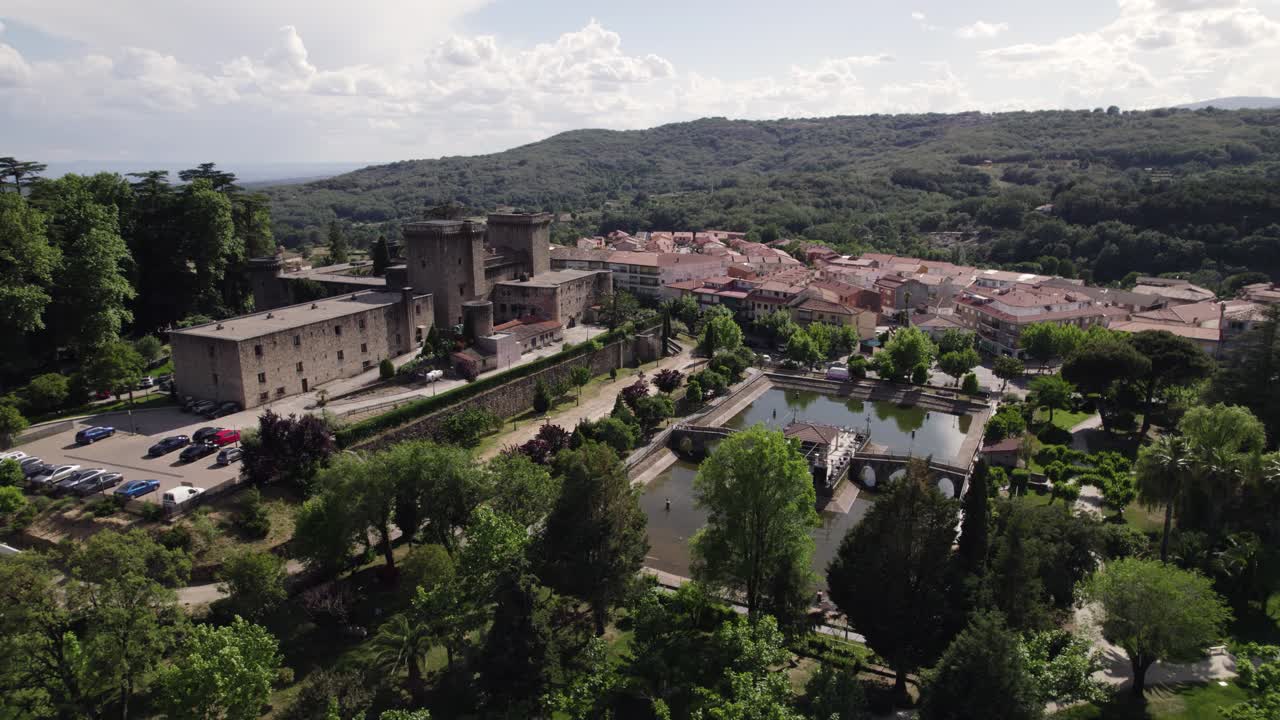 ciudad de la península española jarandilla de la vera, órbita aérea en un día de verano
