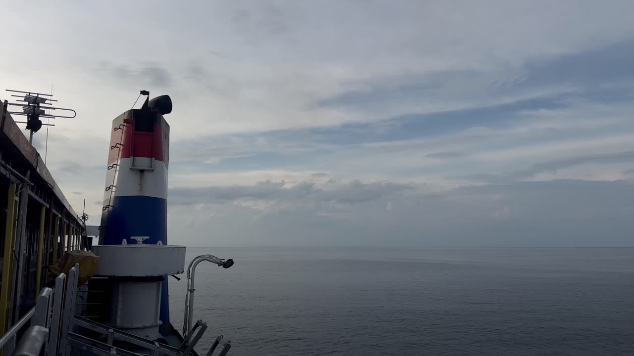 대형 페리 가스 배출로 인한 배기 연기, 연소로 인한 선박용 디젤 엔진 배기 가스, 운송으로 인한 가스 배출 대기 오염