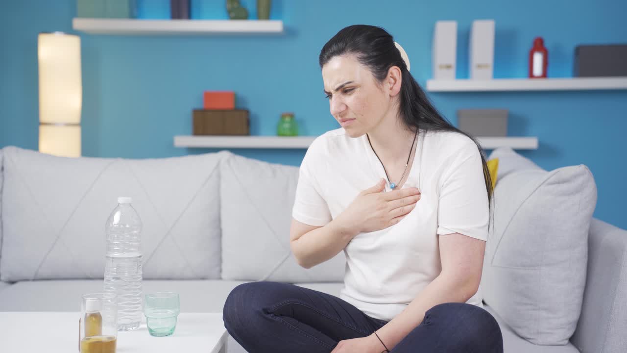 la mujer con dificultad para respirar está respirando difícilmente.