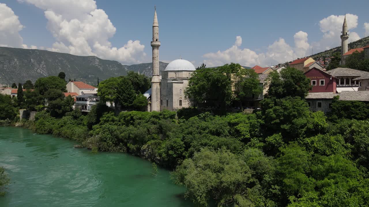 las mezquitas importantes de la ciudad de mostar en bosnia, vista aérea de drones la arquitectura otomana de mostar es una ciudad hermosa en europa