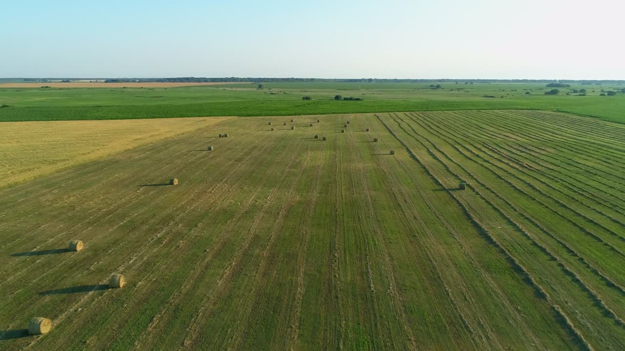 воздушный вид балы сена на сельскохозяйственном поле летом при заходе солнца, стог сена