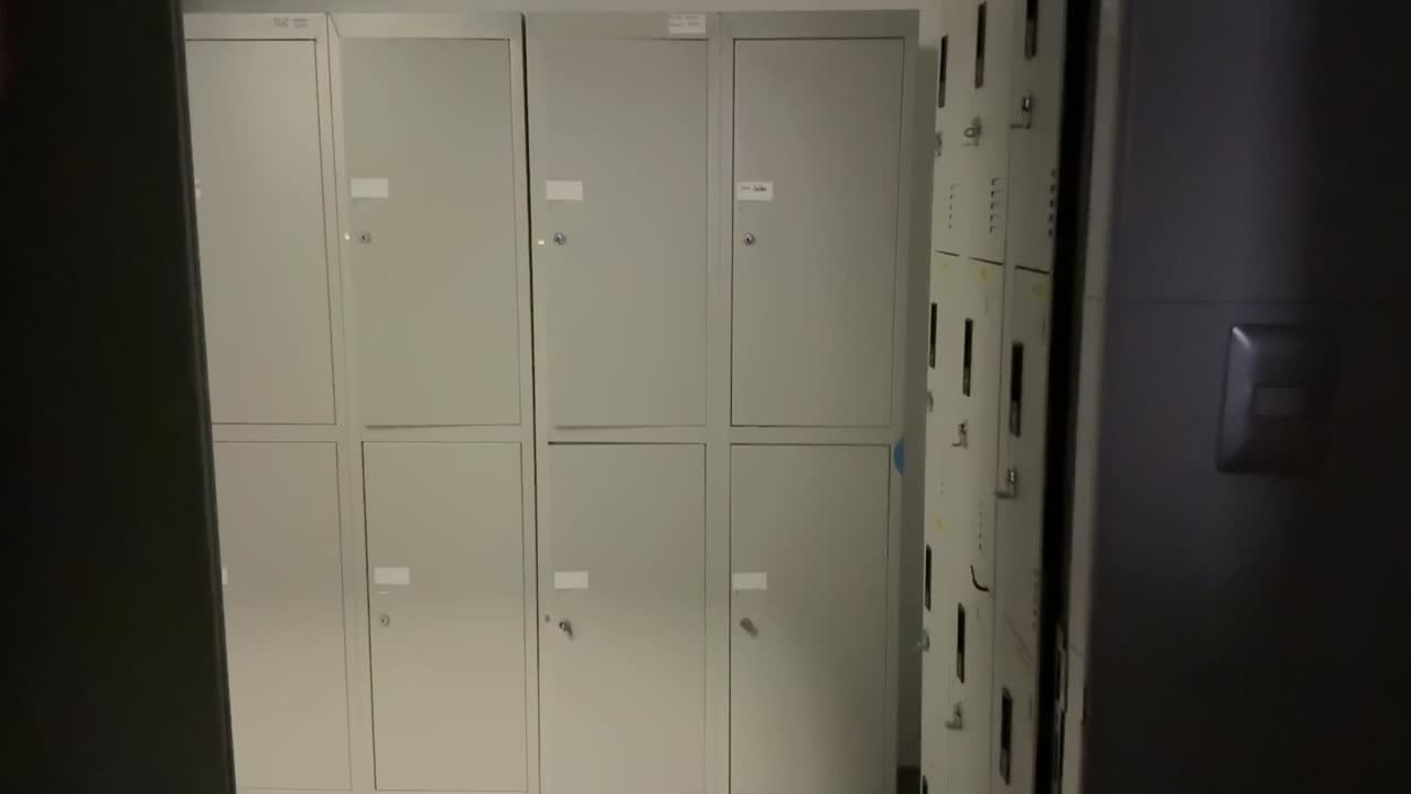 armarios misteriosos iluminados por luces estroboscópicas