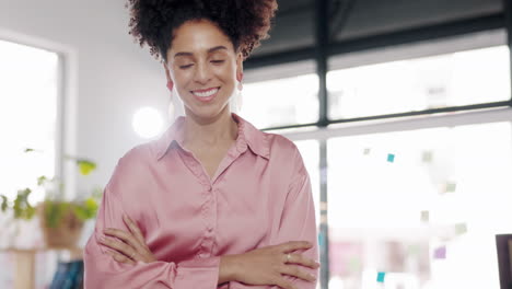 Mujer-De-Negocios,-Oficina-Y-Sonrisa-Con-Los-Brazos-Cruzados