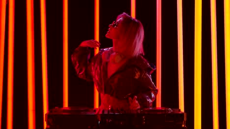 mujer dj con luces de neón