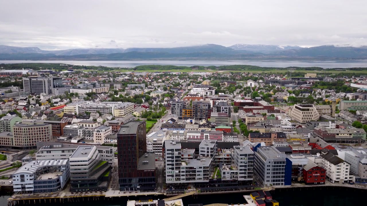 Architettura moderna sul lungomare e centro città a Bodø, Norvegia. Ripresa aerea all'indietro