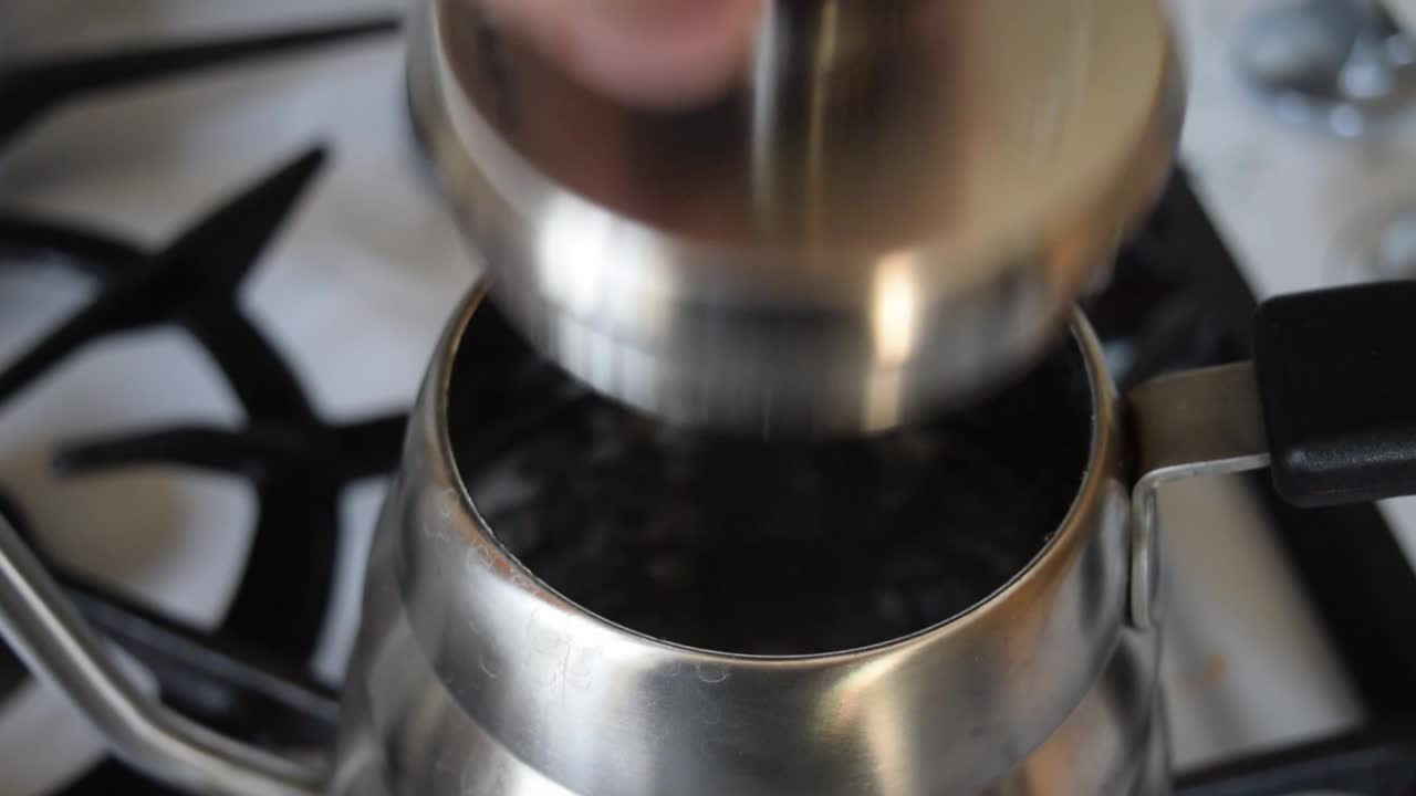 김이 나는 커피 게이터 푸어 오버