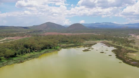 Toma-Aérea-Reveladora-De-La-Línea-De-La-Orilla-Del-Lago.