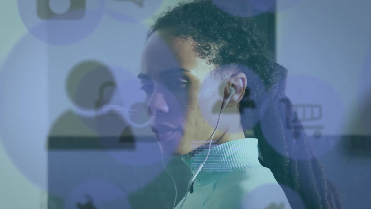 animación de procesamiento de datos e iconos digitales sobre una mujer con auriculares