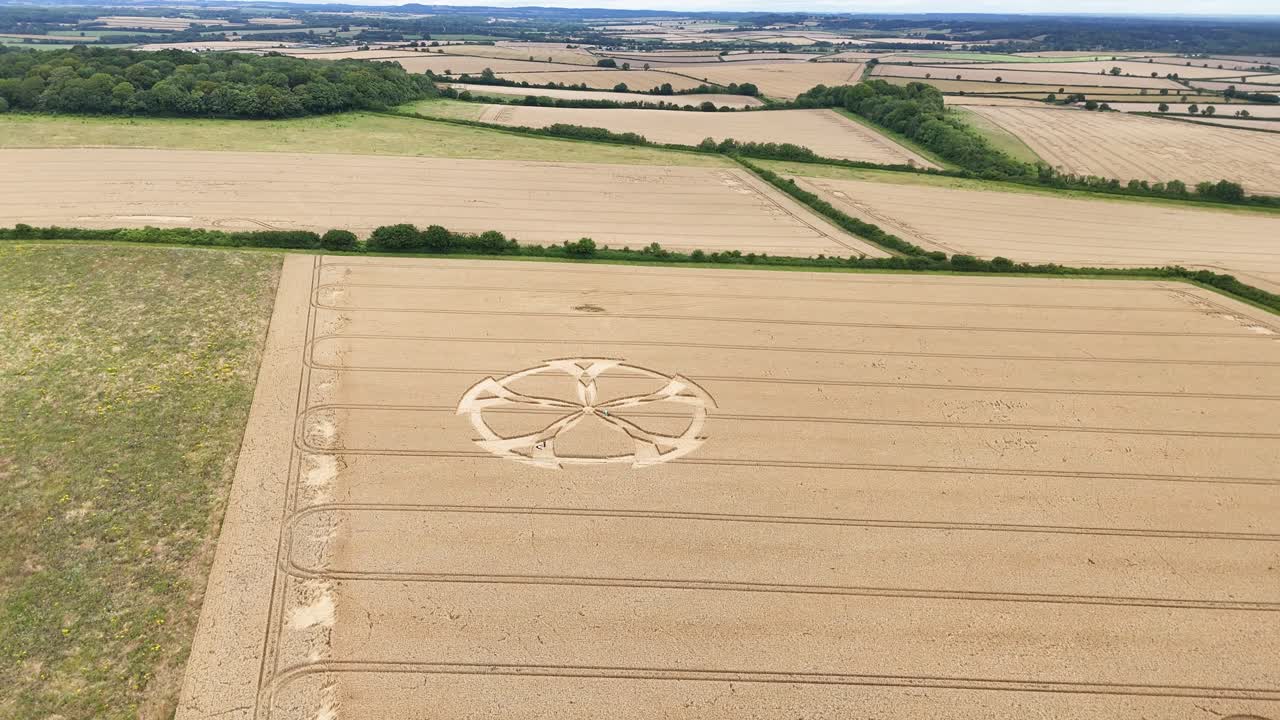 배드베리 링 (badbury rings) 은 농작물 원 (crop circle) 의 예술 작품으로, 도르 (dorset) 농업 밀을 향해 내려가는 공중 사진이다.