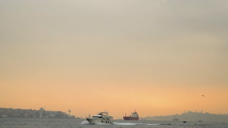 伊斯坦布爾的浪漫日落時的波斯波羅海峡全景