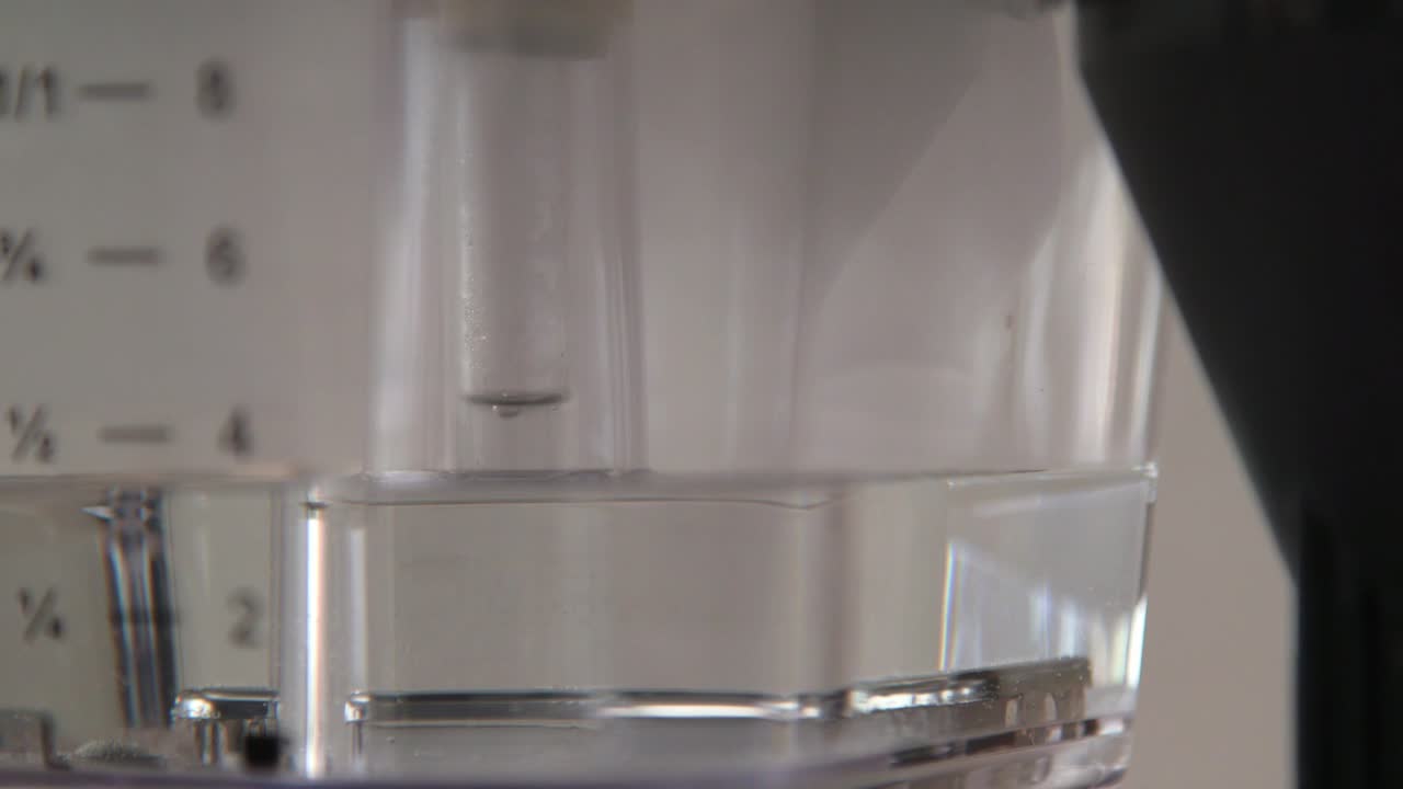 agua hirviendo en una cafetera vintage