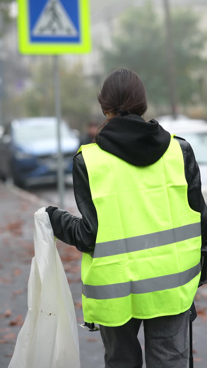 mujer limpiando la calle