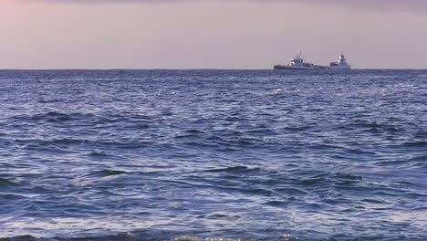 disparo al atardecer de un barco de pesca mientras conduce a través del horizonte