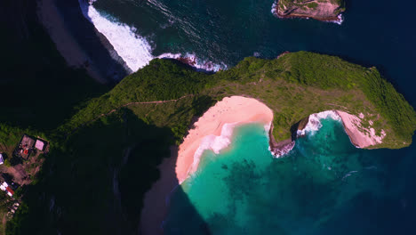 sea waves washing upon tropical kelingking t-rex beach with people