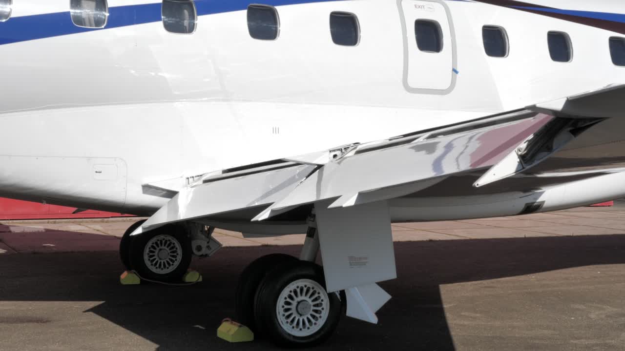 flaps retraídos en el ala del avión.