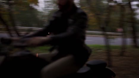 Vorderansicht-Eines-Mannes,-Der-Querfeldein-Zwischen-Bäumen-Motorrad-Fährt